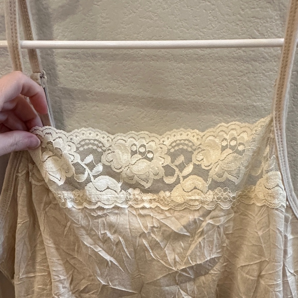 EUC Women’s Maurices Plus Size 1 Lace Trim Beige Long Tank Top Crinkle Camisole - Picture 3 of 7